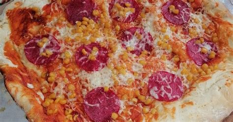 Különböző fűszerekből készült pizza