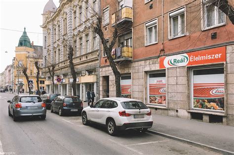 Kecskeméti utcakép egy élelmiszerbolttal