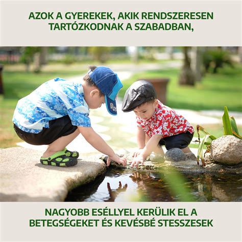 Gyerekek, akik kék ruhában játszanak vízzel
