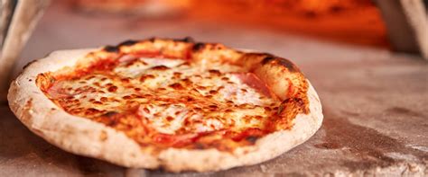 Nápolyi pizza sütése fatüzelésű kemencében