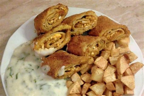 Töltött palacsinta gyros hús és zöldségekkel
