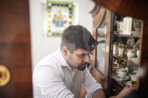 Szikrázó tábortűz melletti kempingfőző, amin épp étel készül