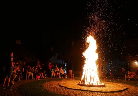 Zippo öngyújtó lánggal egy tábortűz mellett