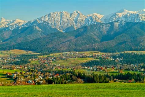 Zakopane városképe a Tátra hegyeivel