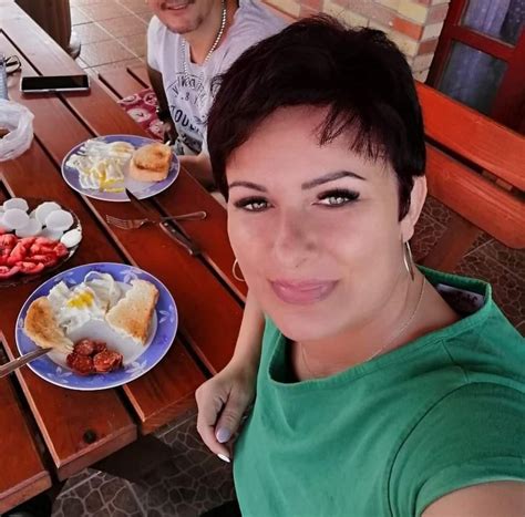 Szeletelt szűzpecsenye előkészítésben és pirítás közben