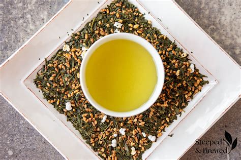 Genmaicha tea csészében, jól látható rizsszemekkel