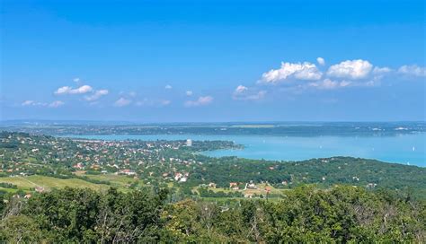 panoráma Šilo öbléről és a környező erdős tájról