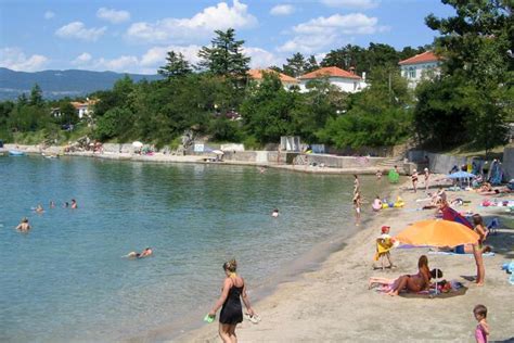 A Pećine strand látképe a gyerekekkel érkezők számára