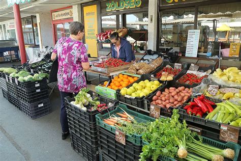 A kezdeti piac és a sorban álló vásárlók Dunakeszin