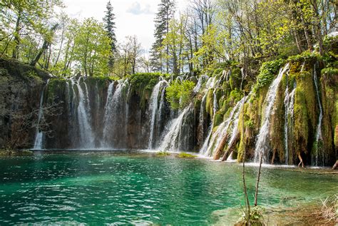 Plitvicei-tavak Nemzeti Park látképe vízesésekkel