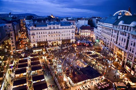 A Vörösmarty tér karácsonyi díszvilágításban