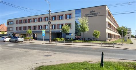 Az iskola egykori névtáblája