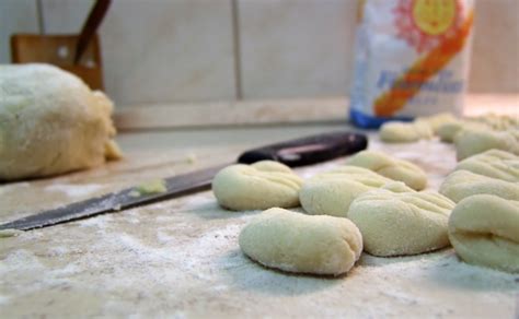 Gnocchi formázása villával