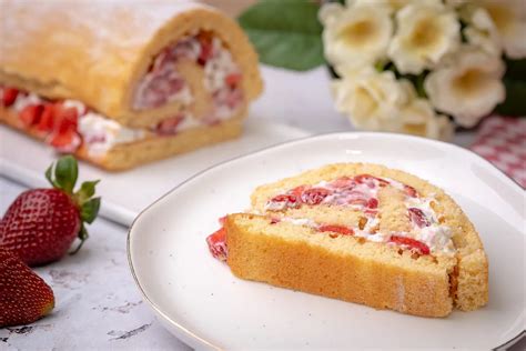 szeletelt epres piskóta tortazselével a tetején