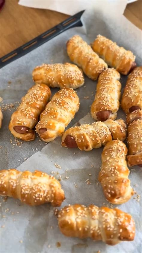 Sajttal és szezámmaggal megszórt pogácsák sütés előtt