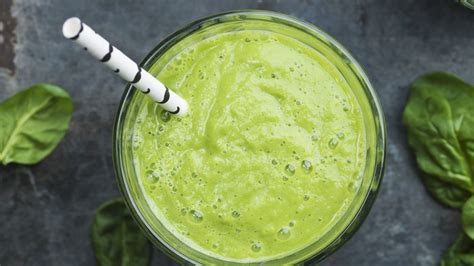 smoothie ananásszal, almával, spenóttal és mentával