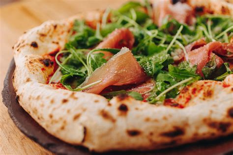 Nápolyi és Magyar pizzák kínálata, kiemelve a minőségi alapanyagokat
