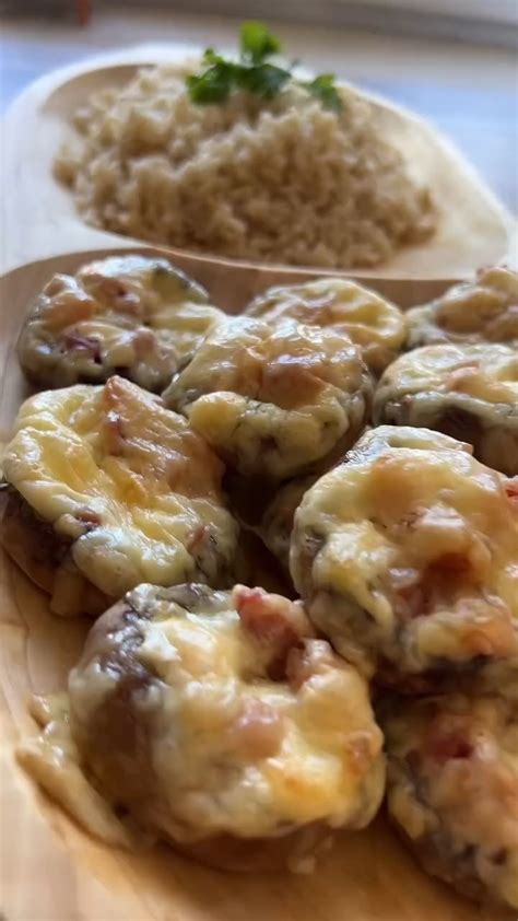 Különböző töltelékekkel és baconnel tekert gombafejek