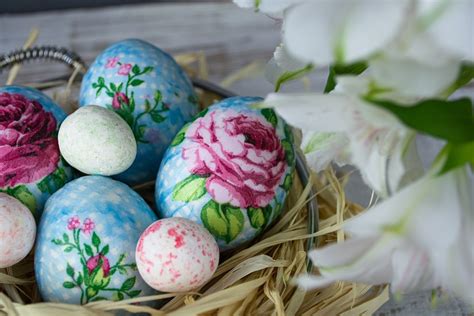 Különböző formájú és színű, kreatívan díszített főtt tojások