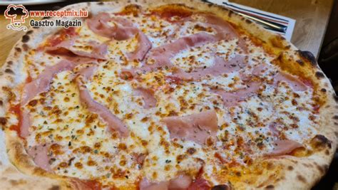 Sonkás pizza szeletekre vágva