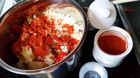 Pörkölt alapanyagok: hagyma, paprika, paradicsom, hús