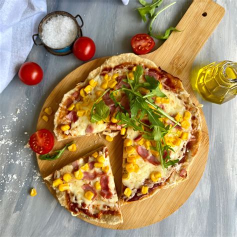 Serpenyős pizza előkészítése