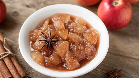 frissen elkészült alma chutney egy tálban