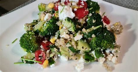 Párolt brokkoli és quinoa tonhal fasírttal