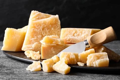 Érlelődő parmezán sajtkerekek
