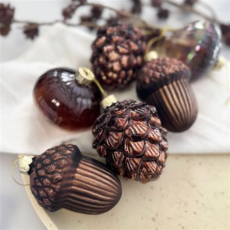 különböző magvakkal díszített brownie