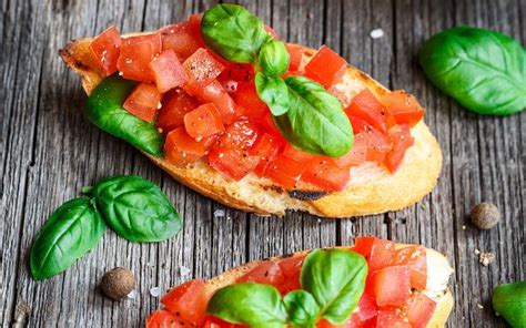 Olasz bruschetta friss paradicsommal és bazsalikommal