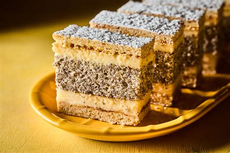 Francia mákos krémes torta egészben