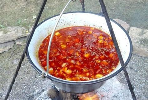 Bográcsban készülő gulyásleves