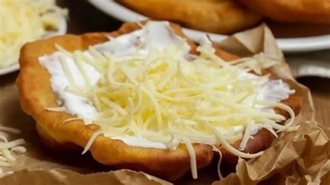 Frissen sült, tejfölös-sajtos lángos