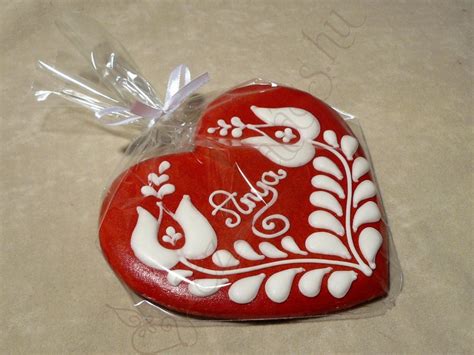 Egyedi díszítésű mézeskalács szívek légmentes csomagolásban szalaggal
