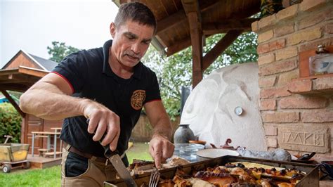 Grillező férfi begyújtás közben