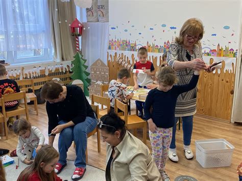 Gyerekek kókuszgolyót készítenek