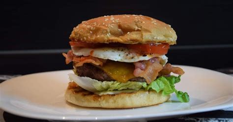 Baconös tojásos burger feltétekkel