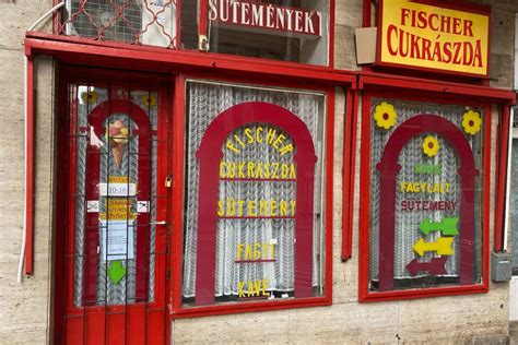 A Fischer Cukrászda pultjának részlete, retro süteményekkel