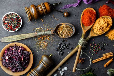 Különböző fűszerek és dresszing összetevők