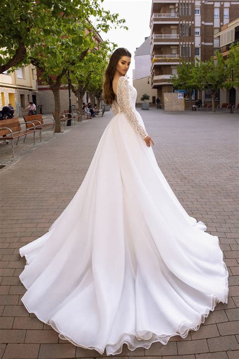 menyasszonyi ruha válogatás egy elegáns szalonban