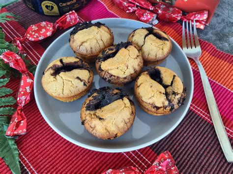 Proteines kakaós muffinok tálalva