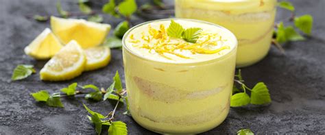 Citromos tiramisu rétegezése átlátszó tálban