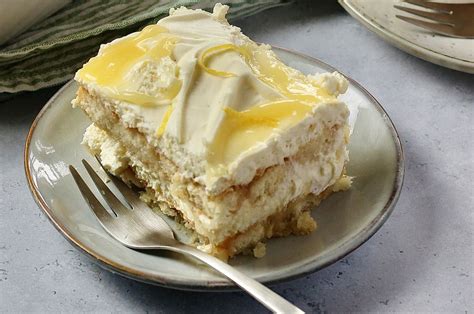 Felszeletelt citromos tiramisu tálalva