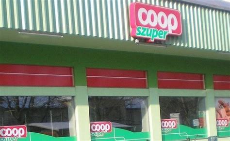 Coop üzlet homlokzata Magyarországon
