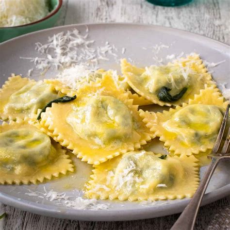 Ravioli tálalva