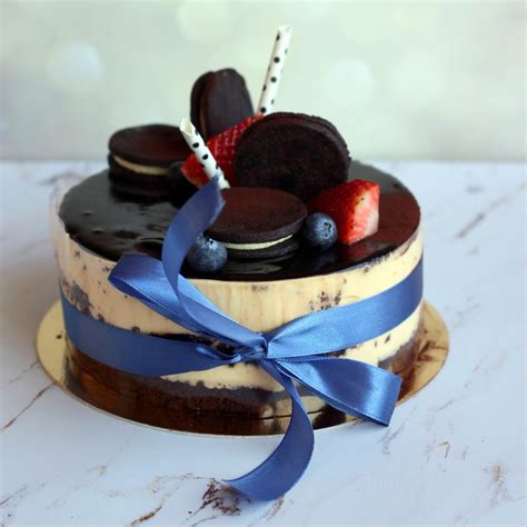 Különböző díszítésű csokoládés málnás torták