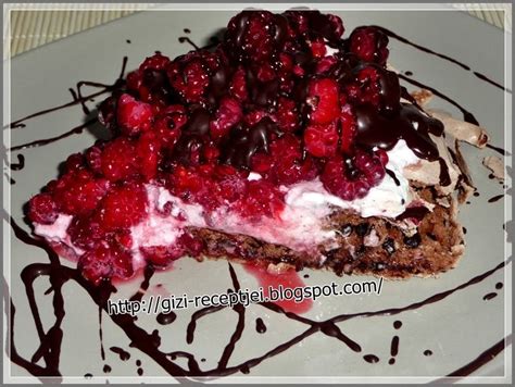 Szeletelt csokoládés charlotte-torta málnával