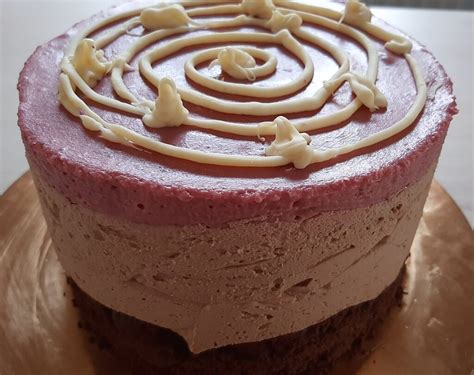 Kész csokoládés málnás mousse torta felülnézetből