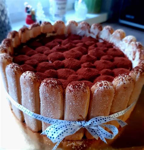 Tiramisu rétegezése tortaformában, transzfer fóliával